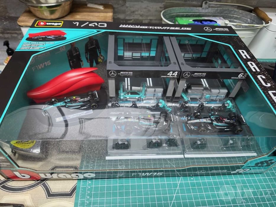 Mercedes AMG F1 Paddock set Bburago W15