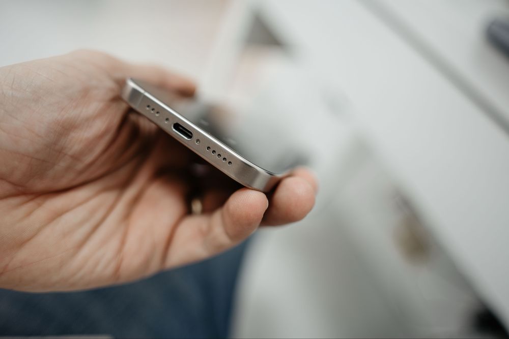 Iphone 16 pro, cu garantie. Luat din Romania
