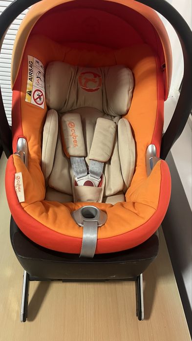 Бебешкото кошче за кола с изофикс база Cybex Aton Q i-Size isofix