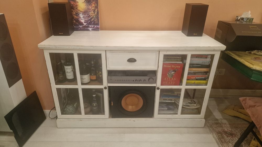 Comoda unicat lemn alba cu vitrina antichizata