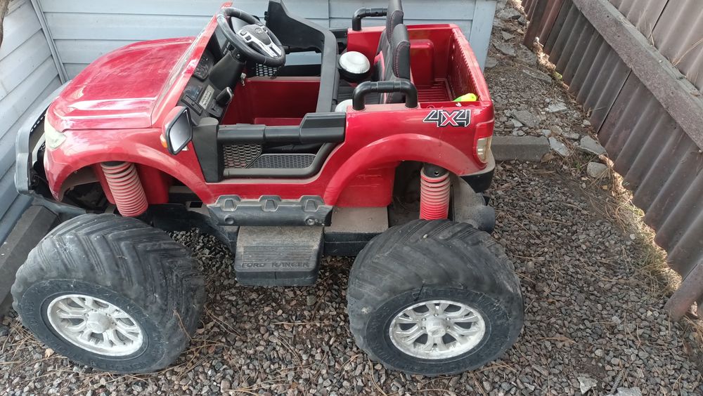 машина детская ,на аккумуляторе