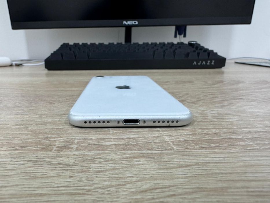 Срочно продаётся iPhone Se 2020 года!