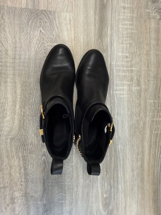 Кроссовки беговые Nike и осенние сапоги Ferragamo