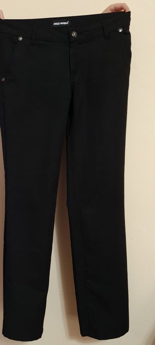 Продаются чёрные брюки.