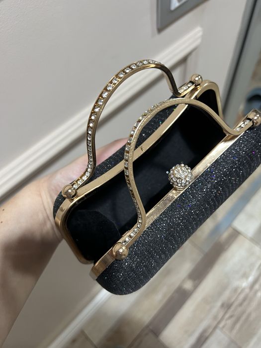 Продавам черна елегантна чантичка