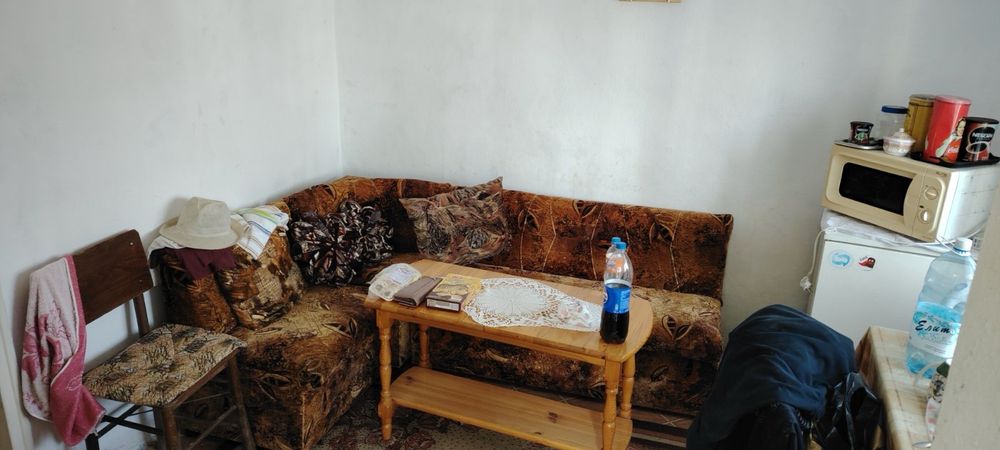 Двуетажна къща с двор с лозе и овощки