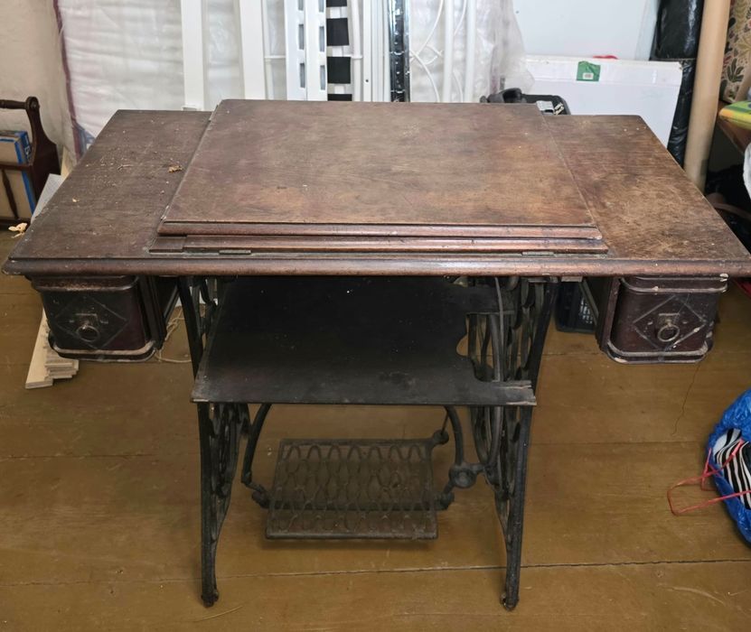 Vand doua masini de cusut marca SINGER. Una este foarte veche cu suveica, cealalta este o masina de cusut scufundabila.