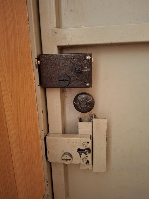 Входная дверь с подъезда