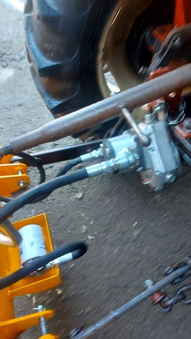 Vând  retroexcavator hidraulic Femac Serie 4 +3 cupe.