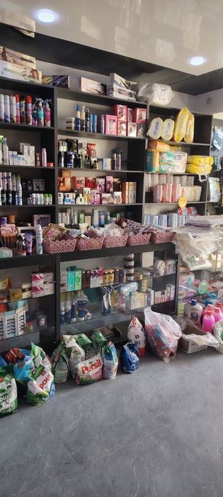 Магазин учун витрина ва полкалар.