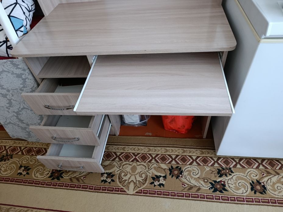 Компьютерный стол с полкой