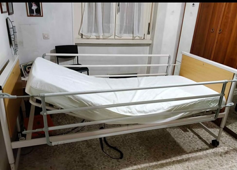Vând pat pentru persoane  cu dizabilități