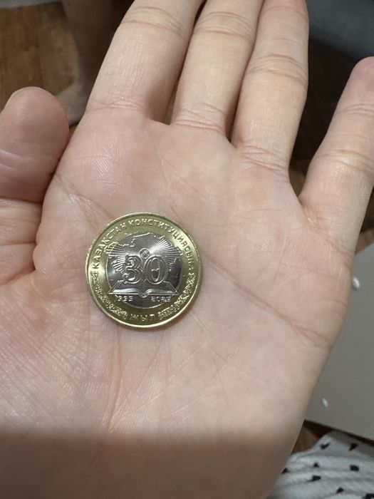 Новая манета 100 тенге выпущеная в 2025 году в честь 30 летия консц РК