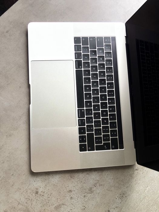 MacBook Pro 17 Touchbar