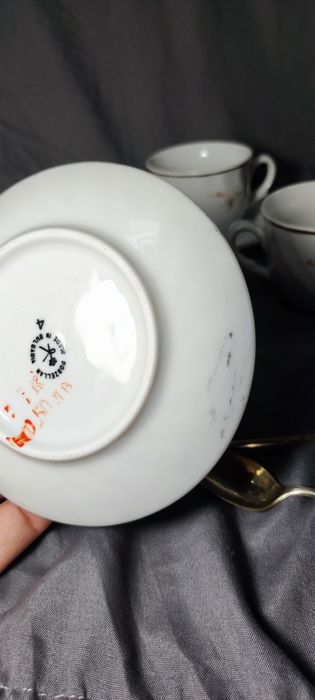 Неизползван сервиз за късо кафе със златен кант на "Китка" Нови пазар