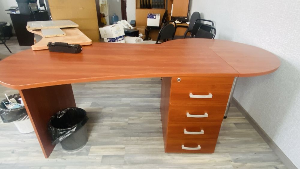 Офисный стол большой