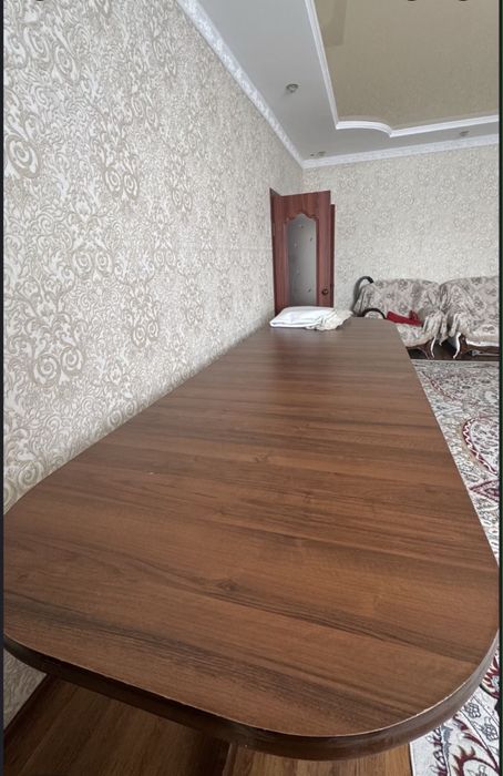 Стол со стульями для гостинной