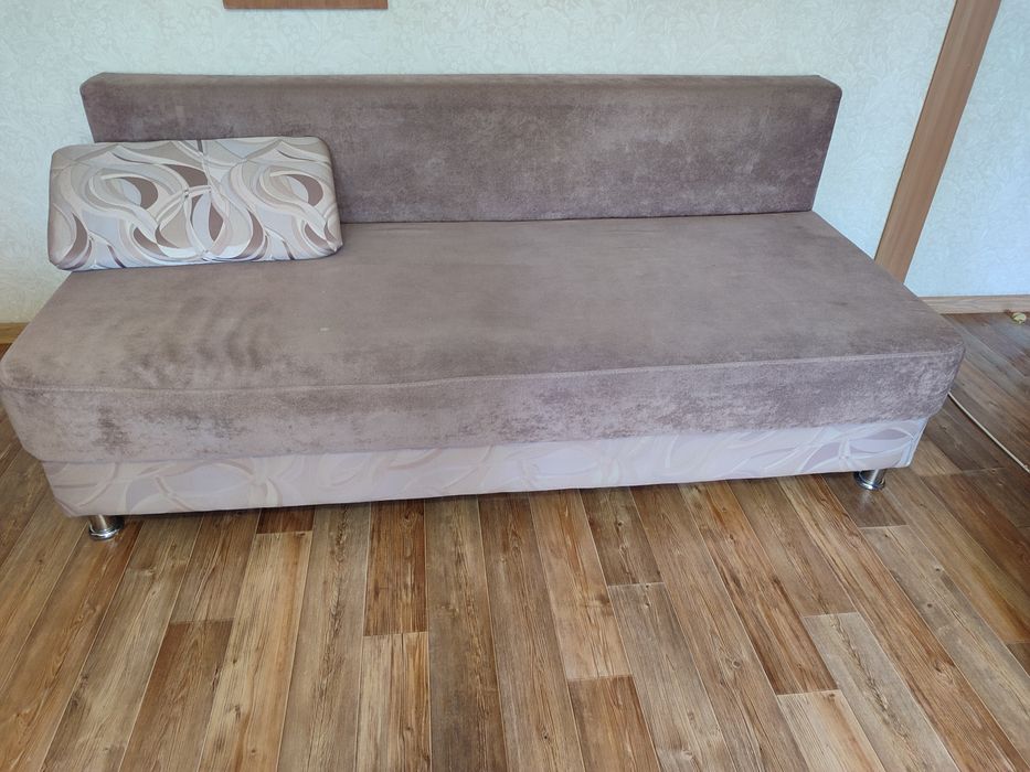 Диван раскладывающийся .