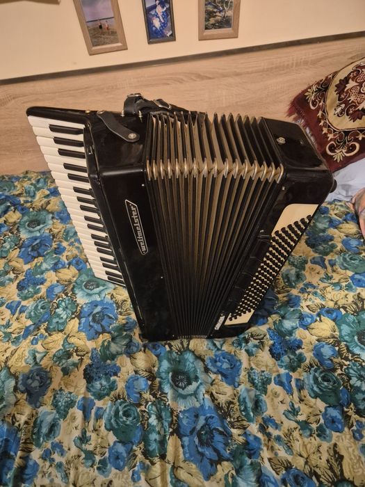 Продавам Акордеон
