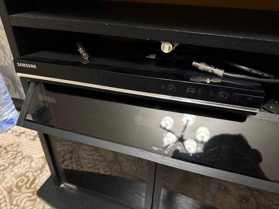 Продается телевизор Samsung (32") + тумба + DVD-плеер