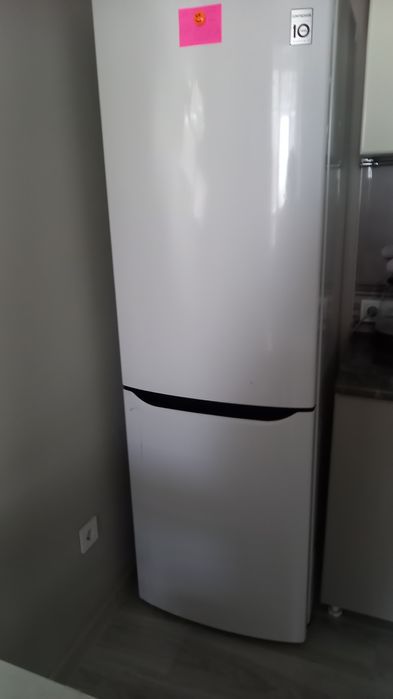 Холодильник двухкамерный.