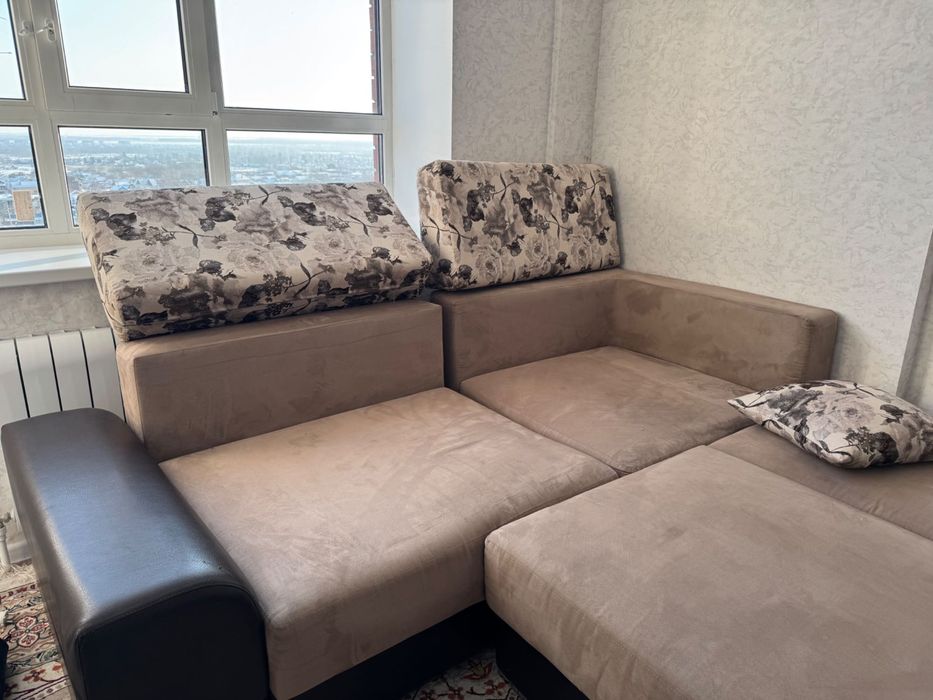 В продаже большой диван
