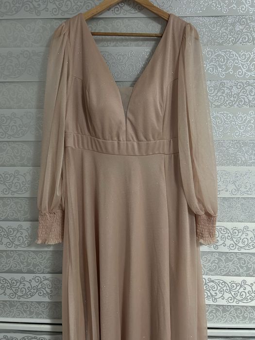 Официална дамска рокля с цепка – идеална за повод!