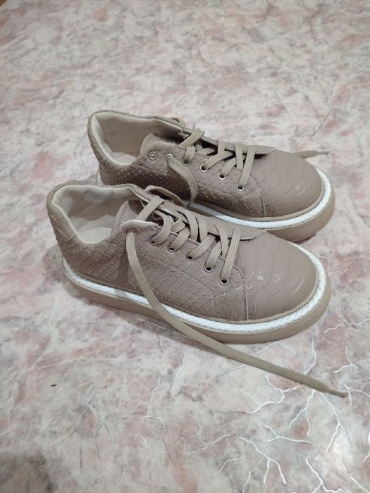 Женский кроссовка