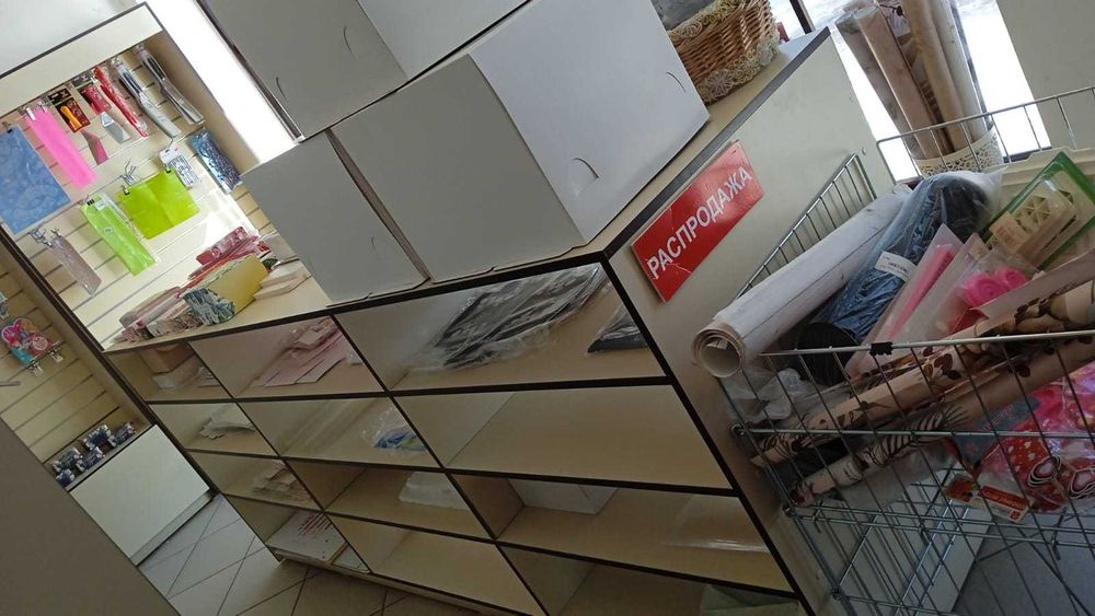 Торговый стеллаж с полками