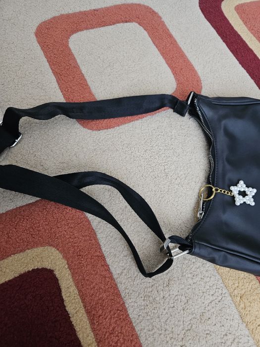 Практична черна чанта за всеки ден