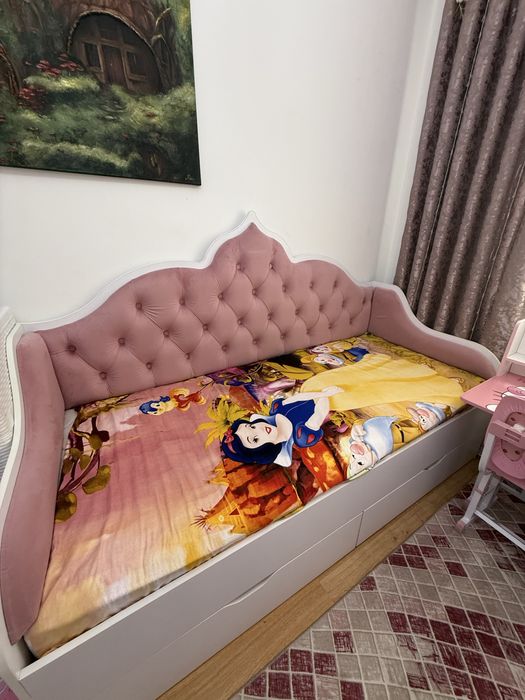 Удобная и просторная кровать с матрасом