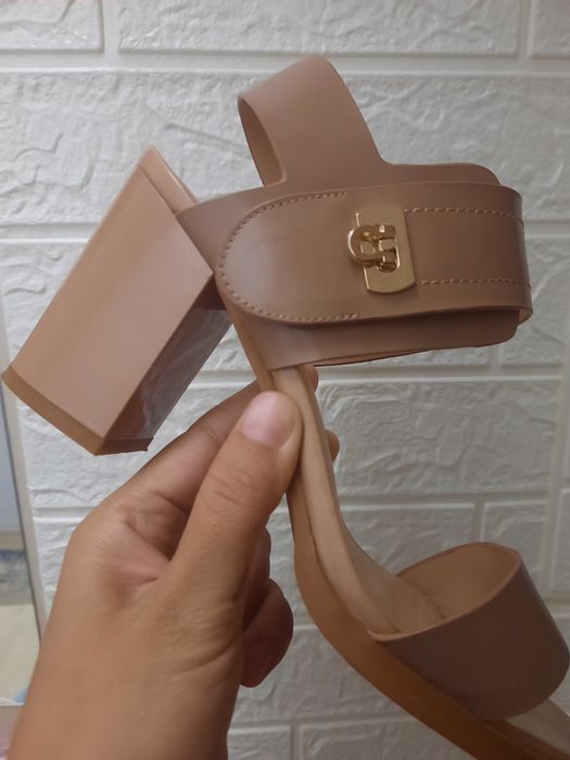 Кожаные босоножки 40 размер