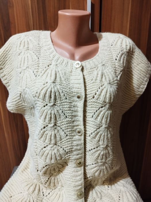 Топъл елек от мека вълнена прежда