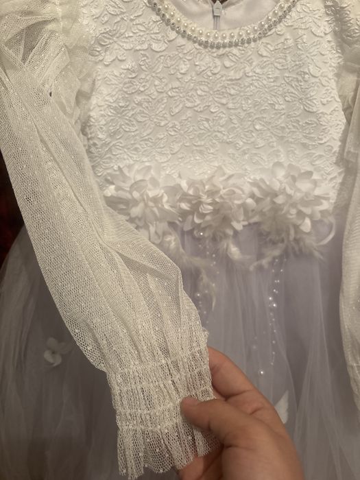 Белое платье в отличном состоянии. Для девочек 5-7лет