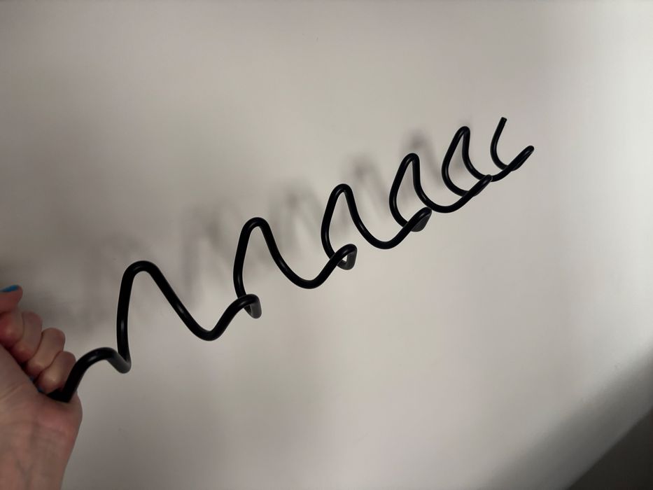 Метална артистична закачалка за дрехи 60см