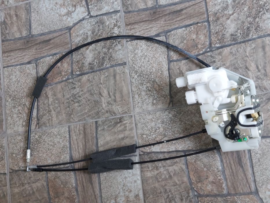 Замок двери на Subaru Outback