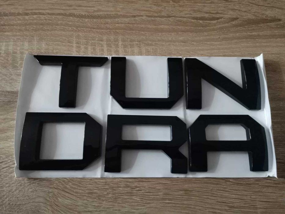 черен надпис Toyota Tundra
