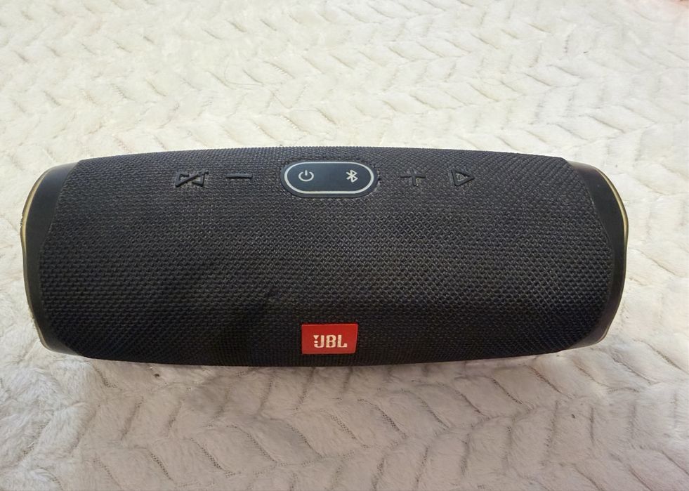 Vand boxa JBL charge 4 in stare buna functioneaza bine
