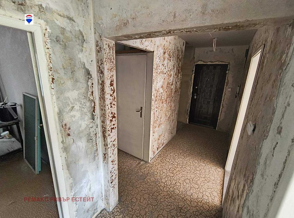 Продава се Тристаен апартамент в Русе, Родина 2 - 82 кв.м за 1194 €/кв.м - Снимка #2