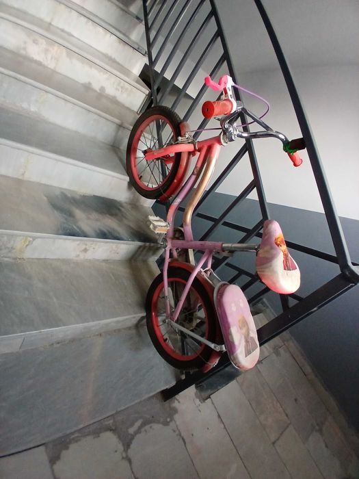 Детский велосипед для девочки примерно на 5,6,7 лет.