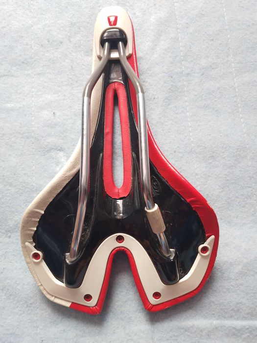Продавам седалка за шосеен велосипед specialized test saddle