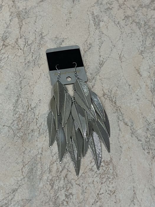 Шикарные серьги серебристого цвета