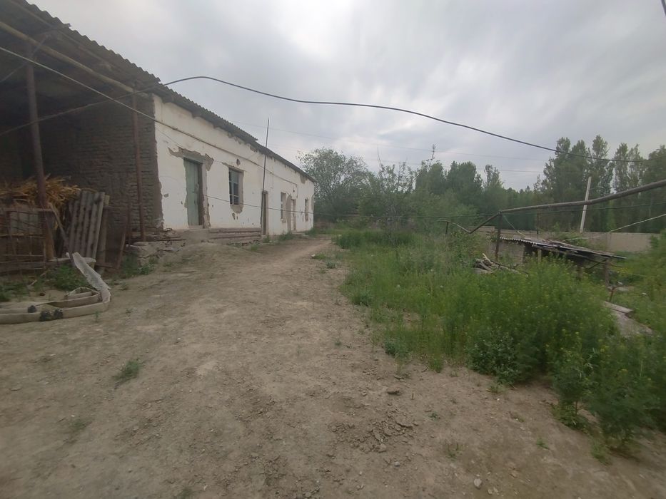 Toshkent viloyati Bekobod shahar 5-uchastkadan uy sotiladi