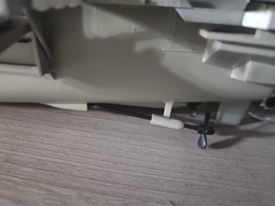 Продаётся модель "Авианосец" с набором съёмных самолётов.