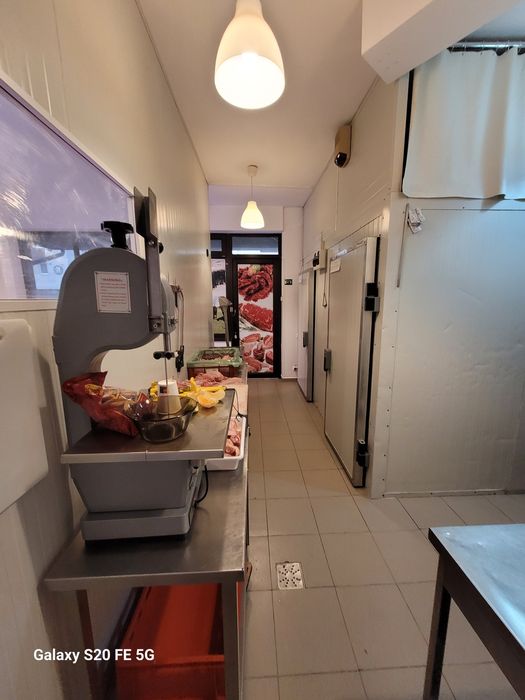 Închiriez măcelărie