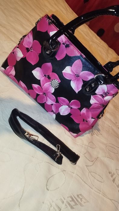 Продавам комплект чисто нови рокля с обувки и чанта 
* цикламена рокля