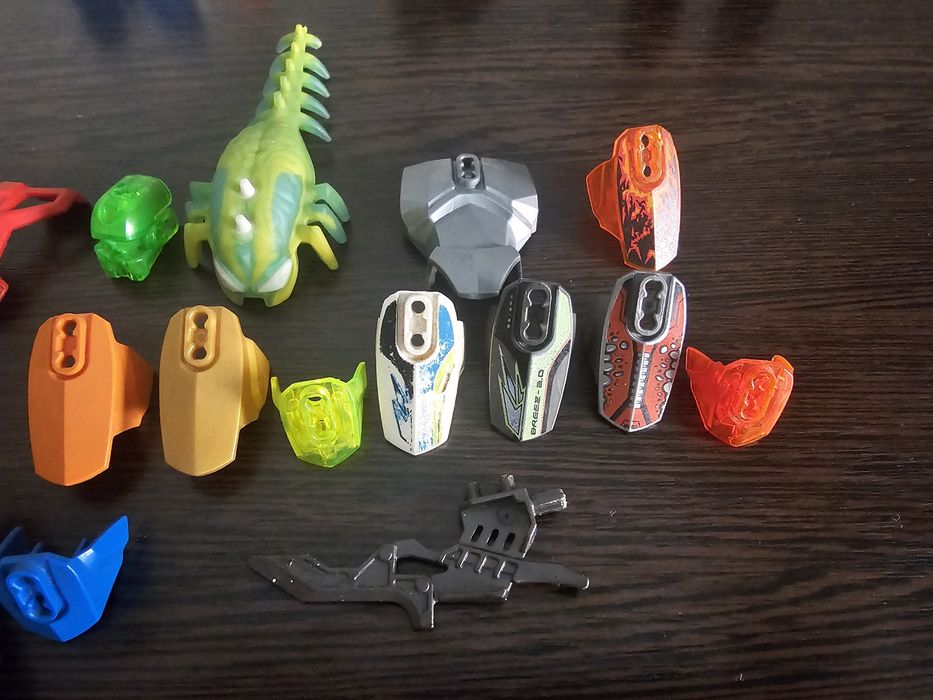 Части сборных игрушек типа бионикл