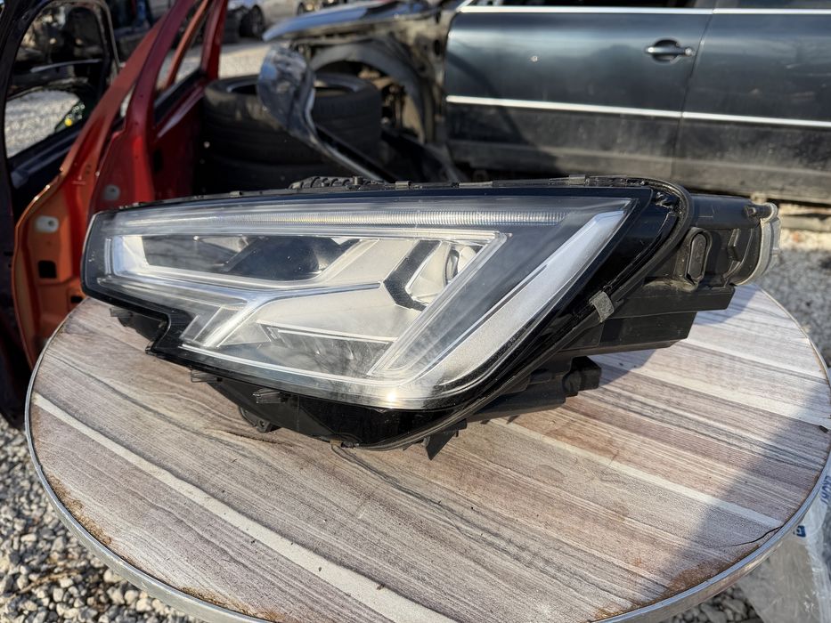 Фар Audi A4 B9