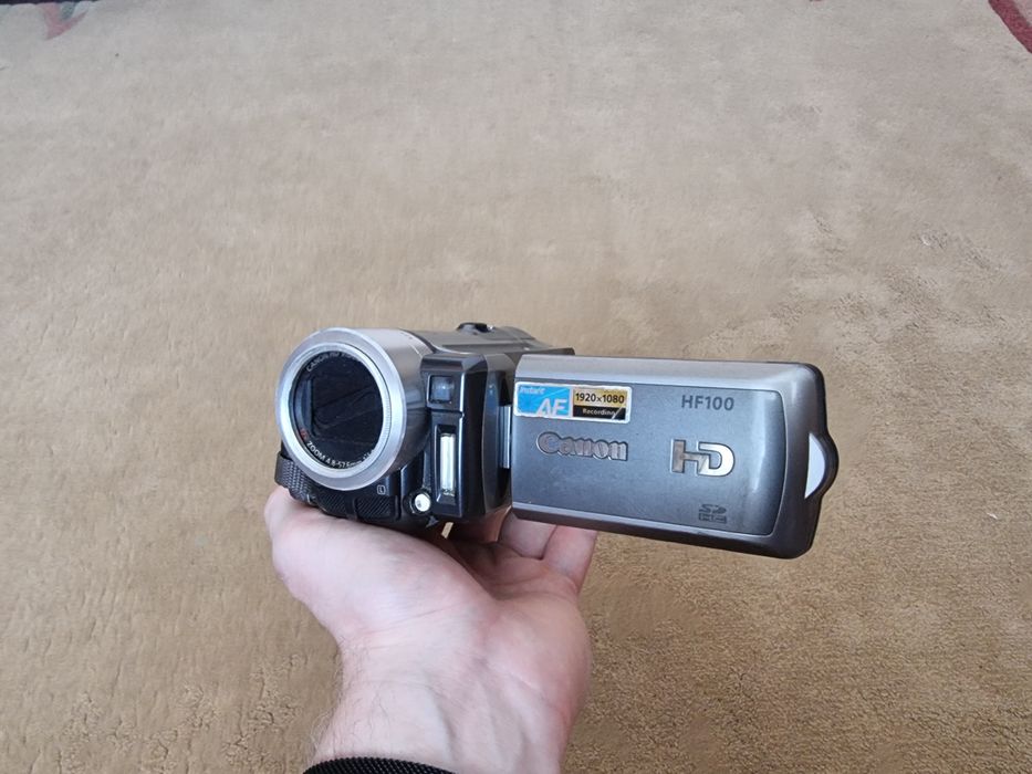Видеокамера Canon HF100