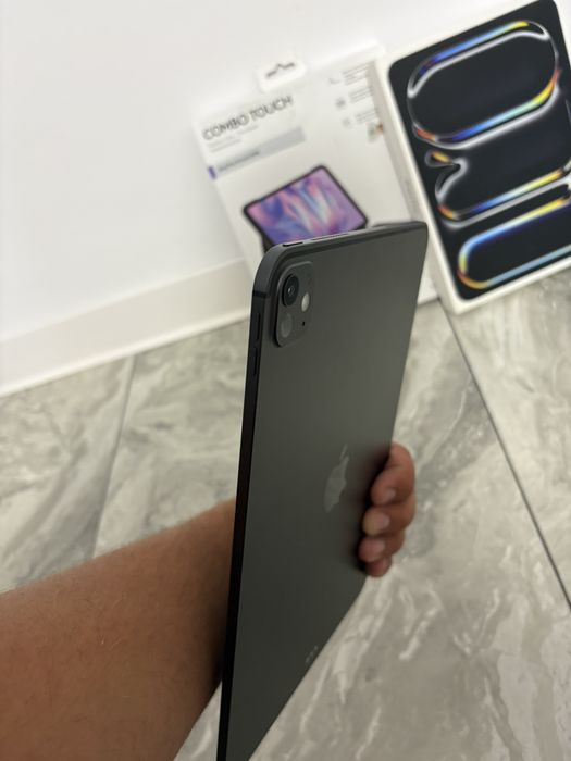 iPad Pro M4 11” 256gb + tastatura Combo Logitech 100% baterie !